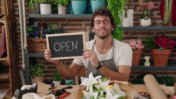 Jonge Spaanse Man Bloemist Glimlachend Vertrouwen Houden Open Schoolbord Bloemenwinkel — Stockvideo