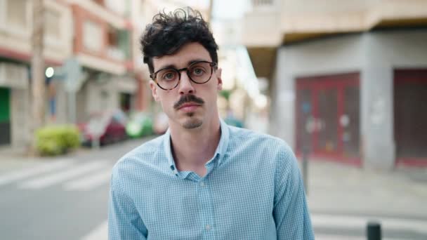 Νεαρός Ισπανός Χαμογελάει Αυτοπεποίθηση Στο Δρόμο — Αρχείο Βίντεο