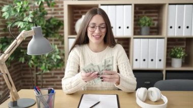 Genç, güzel İspanyol kadın iş adamı ofise dolar atıyor.