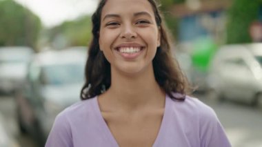 Genç Afrikalı Amerikalı kadın gülümsüyor. Kendine güveni tam.