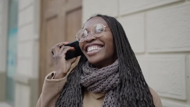 African Woman Listening Voice Message Phone Street — Stockvideo