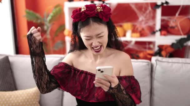 Joven Mujer China Con Disfraz Katrina Usando Teléfono Inteligente Casa — Vídeos de Stock