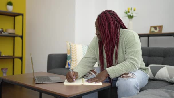 Mulher Africana Com Cabelo Trançado Usando Laptop Escrita Notebook Casa — Vídeo de Stock