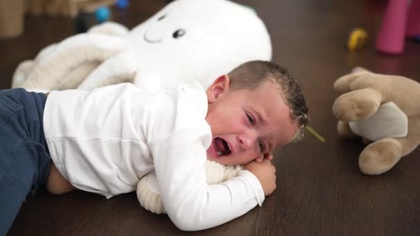 Чарівний Малюк Лежить Підлозі Плаче Вдома — стокове відео