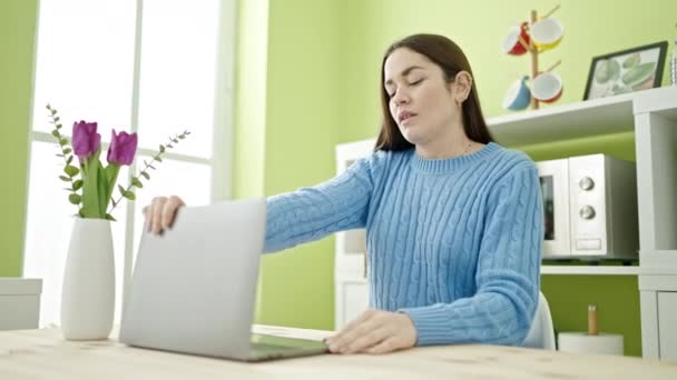 Młody Biały Kobieta Zamykanie Laptop Relaks Jadalnia — Wideo stockowe