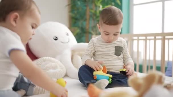 Duas Crianças Adoráveis Sentadas Cama Brincando Quarto — Vídeo de Stock