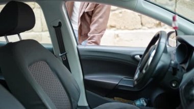 Sokakta arabada oturan genç bir Arap.