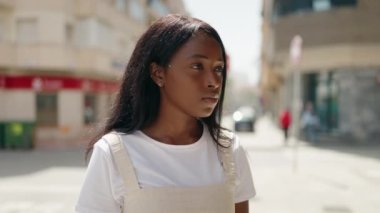 Genç Afrikalı Amerikalı kadın gülümsüyor. Kendine güveni tam.