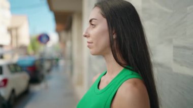 Sokakta kendine güvenen güzel İspanyol bir kadın.