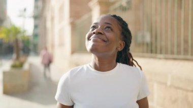 Sokakta kendine güvenen Afrikalı Amerikalı kadın gülümsüyor