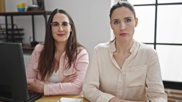 Dos Mujeres Trabajadoras Negocios Sentadas Mesa Con Expresión Relajada Oficina — Vídeo de stock