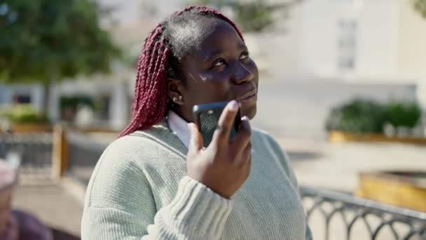 Afrikanerin Mit Geflochtenen Haaren Sendet Park Sprachnachricht Mit Smartphone — Stockvideo