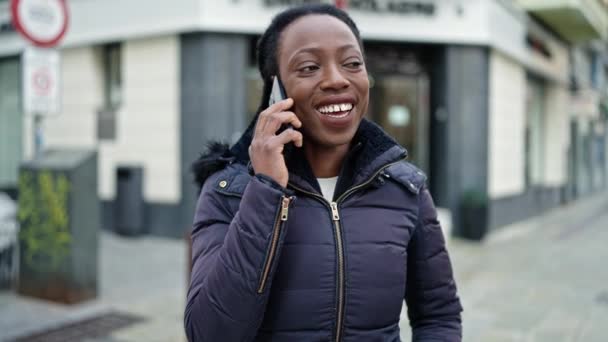Αφροαμερικανή Γυναίκα Χαμογελά Αυτοπεποίθηση Μιλώντας Στο Smartphone Στο Δρόμο — Αρχείο Βίντεο