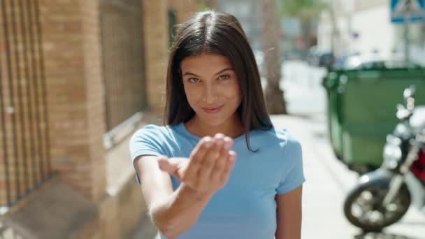 Young Beautiful Hispanic Woman Smiling Confident Doing Coming Gesture Hand — ストック動画