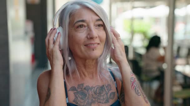 Mujer Pelo Gris Mediana Edad Escuchando Música Bailando Calle — Vídeos de Stock