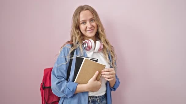 Joven Estudiante Rubia Sonriendo Confiada Pie Con Expresión Ganadora Sobre — Vídeos de Stock