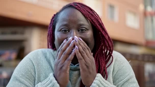 アフリカ人女性とともに編組髪笑顔カバー口とともに手でストリート — ストック動画