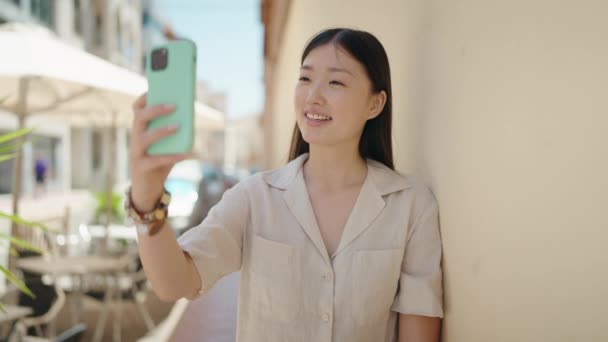 Chinese Vrouw Glimlachen Zelfverzekerd Maken Selfie Door Smartphone Straat — Stockvideo