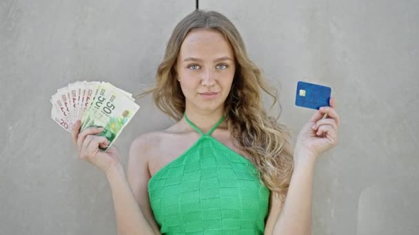 Genç Sarışın Kadın Kredi Kartı Tutuyor Srail Şekelleri Izole Edilmiş — Stok video
