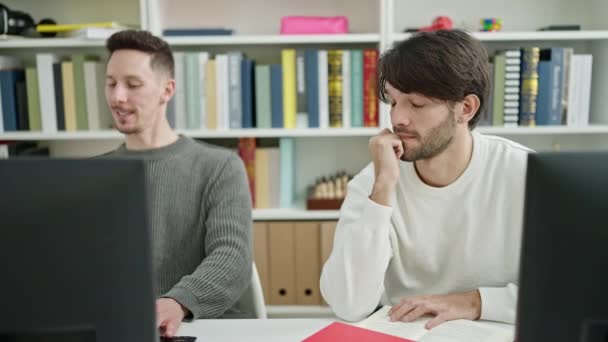 Deux Étudiants Hommes Demandant Des Études Silencieuses Bibliothèque Université — Video