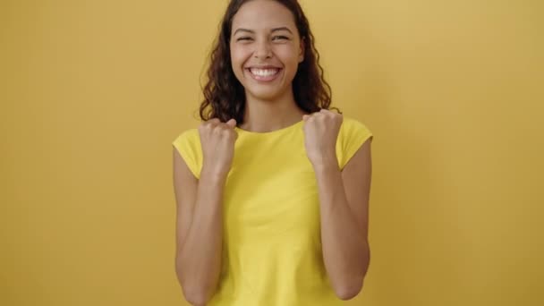 Young African American Woman Standing Winner Expression Isolated Yellow Background — Vídeo de stock