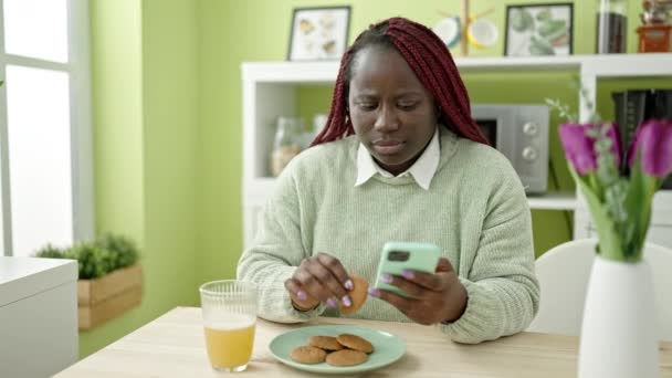 Mulher Africana Com Cabelo Trançado Comer Biscoitos Usando Smartphone Sala — Vídeo de Stock