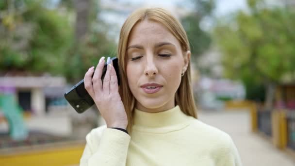 Ung Blond Kvinna Ler Säker Lyssna Ljud Meddelande Från Smartphone — Stockvideo