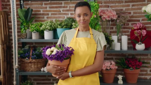 花屋でアフリカ系アメリカ人女性花屋持株工場 — ストック動画