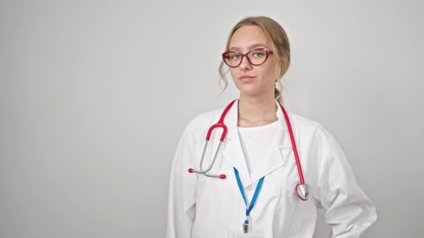 Nuori Blondi Nainen Lääkäri Hymyilee Osoittaa Sivulle Yli Eristetty Valkoinen — kuvapankkivideo