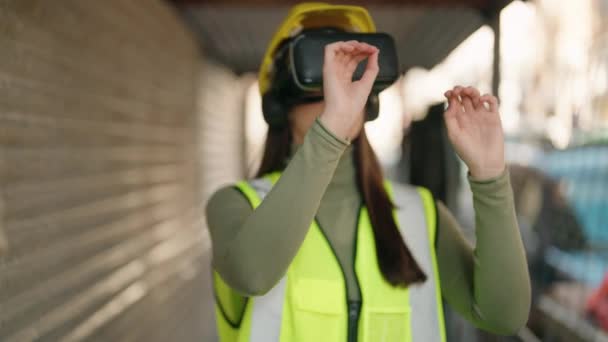 建筑工地使用虚拟现实护目镜的年轻女建筑师 — 图库视频影像