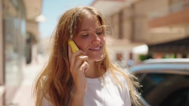 Ung Blond Flicka Ler Säker Talar Smartphone Gatan — Stockvideo