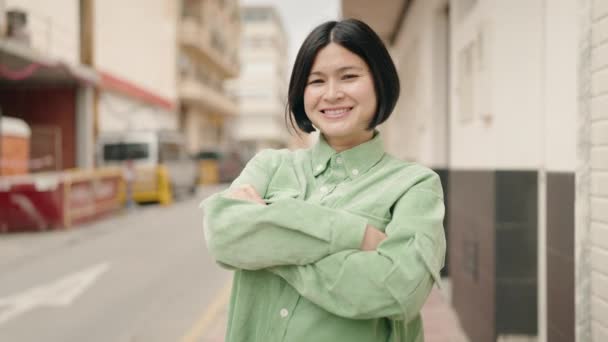 Joven Mujer China Sonriendo Confiada Pie Con Los Brazos Cruzados — Vídeo de stock