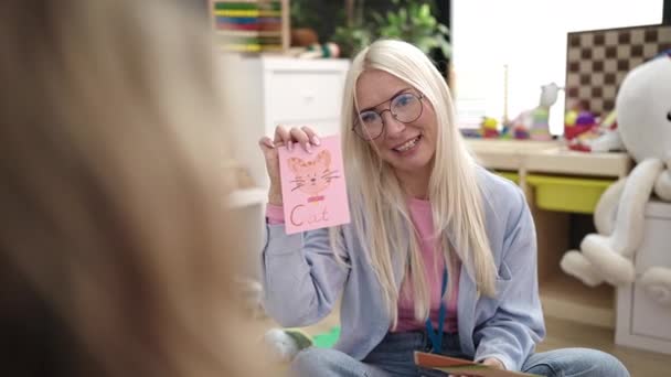 Young Blonde Woman Preschool Teacher Having Vocabulary Lesson Kindergarten — Video