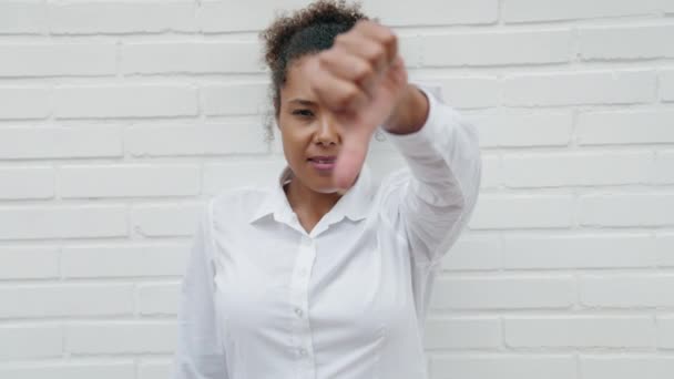 Mujer Afroamericana Haciendo Signo Negativo Con Pulgares Hacia Abajo Sobre — Vídeos de Stock