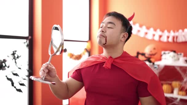Jovem Chinês Vestindo Traje Diabo Olhando Espelho Casa — Vídeo de Stock