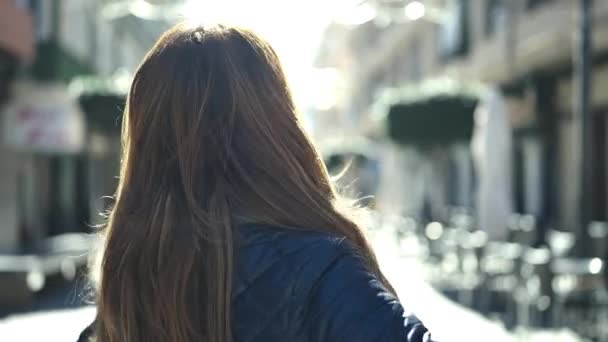 Νεαρή Όμορφη Ισπανόφωνη Γυναίκα Χαμογελά Αυτοπεποίθηση Στέκεται Στο Δρόμο — Αρχείο Βίντεο