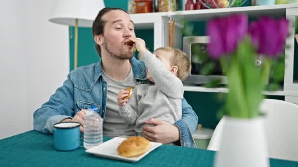 Ojciec Syn Przy Stole Jedzą Śniadanie Jadalni — Wideo stockowe