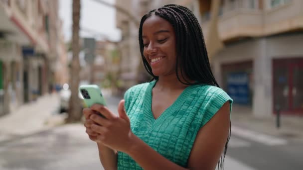 Afroamerykanka Uśmiecha Się Pewnie Pomocą Smartfona Ulicy — Wideo stockowe