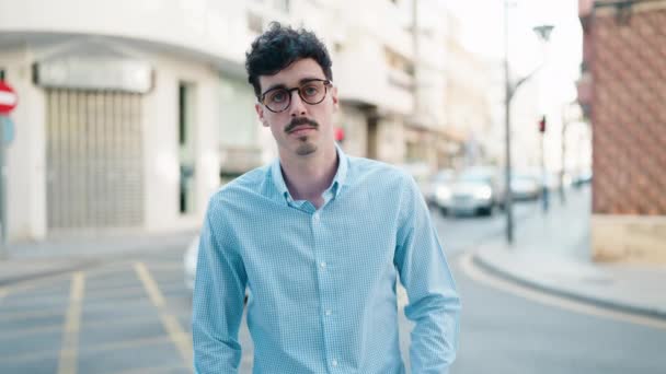 Genç Spanyol Adam Gülümsüyor Kendine Güveni Tam Sokakta Çapraz Hareketlerle — Stok video