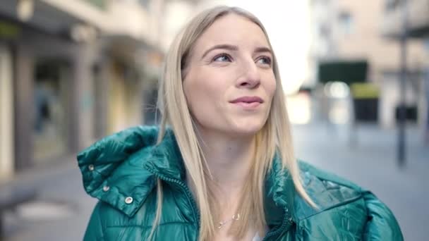 Νεαρή Ξανθιά Γυναίκα Χαμογελά Αυτοπεποίθηση Δείχνει Τιράντες Στο Δρόμο — Αρχείο Βίντεο