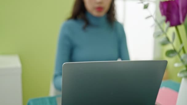 Młoda Piękna Latynoska Kobieta Przy Użyciu Laptopa Siedzi Stole Domu — Wideo stockowe