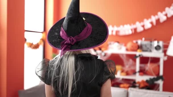 穿着巫婆服装的金发女人在家里做恐吓手势 — 图库视频影像