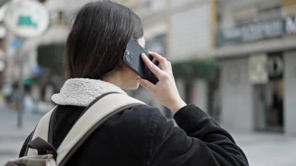Jovem Bela Mulher Hispânica Estudante Falando Smartphone Rua — Vídeo de Stock