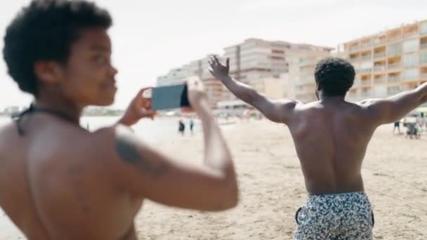 Afričanky Američanky Muž Žena Pár Nosí Plavky Nahrávání Videa Tanec — Stock video