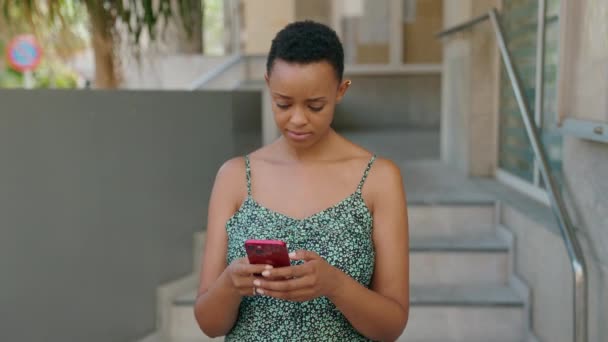 Africano Americano Mulher Sorrindo Confiante Fazendo Selfie Pelo Smartphone Rua — Vídeo de Stock