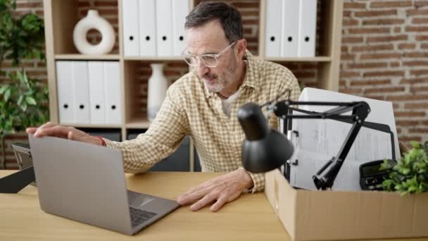 Middle Age Man Business Worker Dismissed Picking Things Cardboard Box — Stock videók