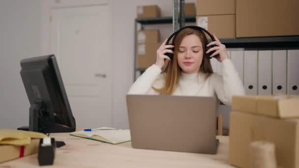 Young Blonde Woman Ecommerce Business Worker Using Laptop Headphones Office — Stok video