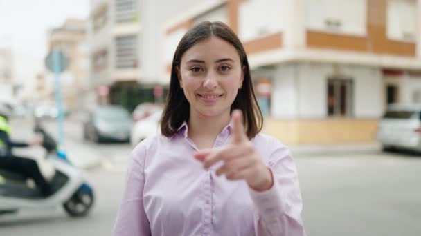 Young Hispanic Woman Smiling Confident Doing Coming Gesture Hand Street — ストック動画