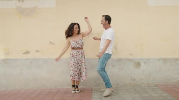 Мужчина Женщина Улыбаются Уверенно Танцуя Улице — стоковое видео