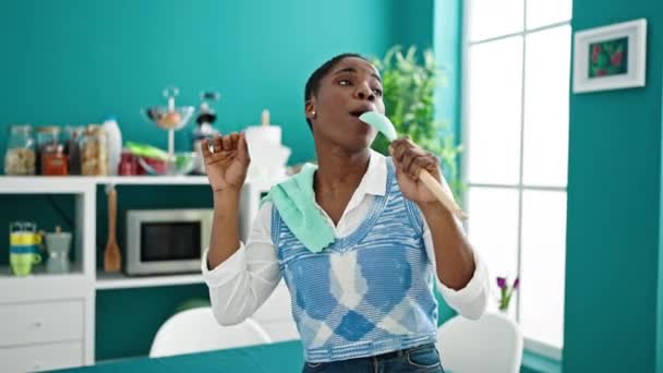 Afro Amerikalı Kadın Yemek Odasında Kaşık Kullanarak Şarkı Söylüyor — Stok video